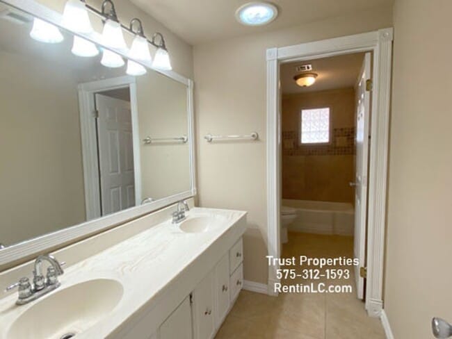 Building Photo - Great 4/2, all tile, close to Shops. Pets welcome