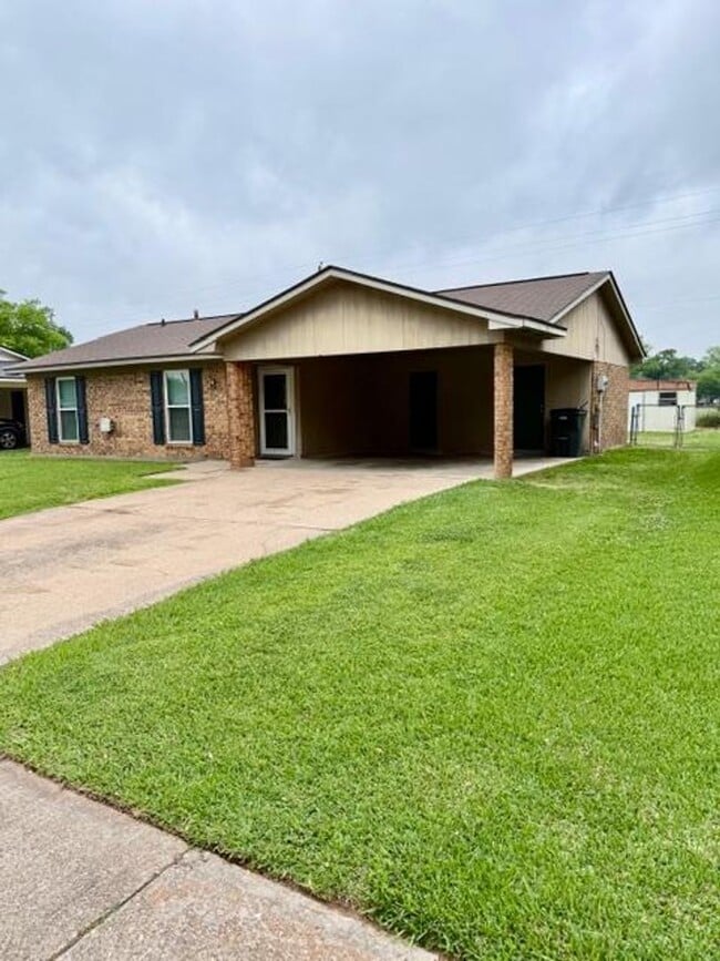 Building Photo - Recently updated in 2026 - Lovely 3 bedroom 2 bath home for lease in south Bossier City LA 71112