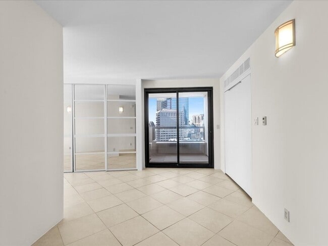 Building Photo - 65 E India Row