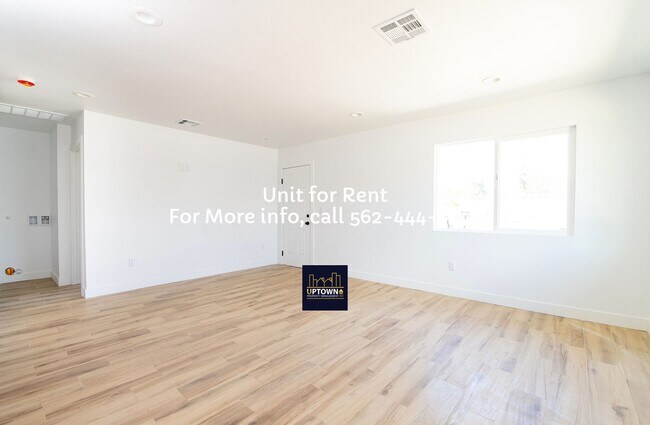 Building Photo - House - 2 Bedrooms + 1 Office / 1 Bathroom - Paramount