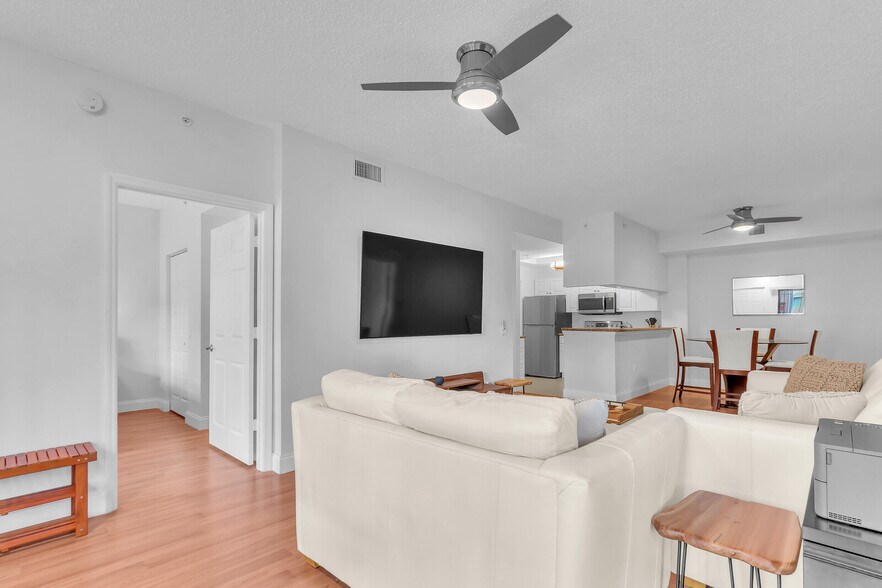 Building Photo - 2803 Sarento Pl
