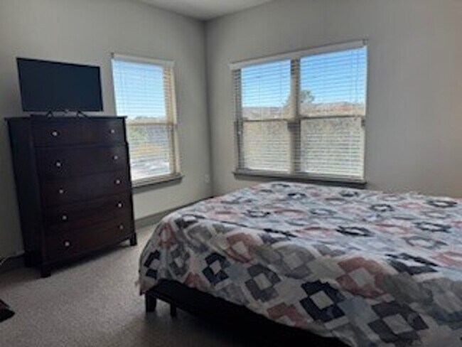 Building Photo - 300 Venue Wy