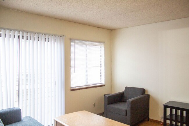 Interior Photo - 907 W Oregon