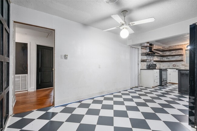 Building Photo - 1219 Park Ln