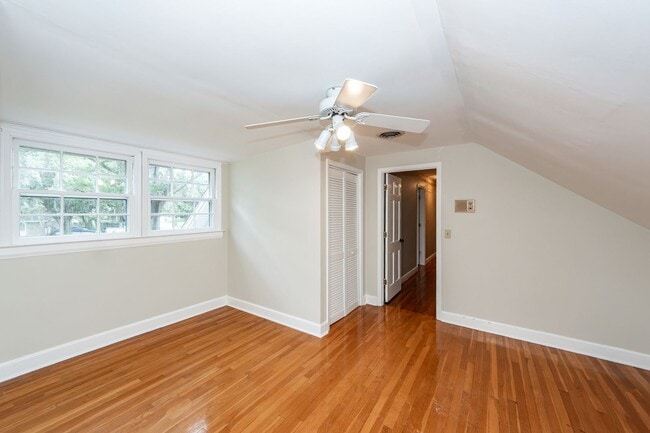 Building Photo - 6 Bedroom, 2.5 Bath House in Drayton on th...