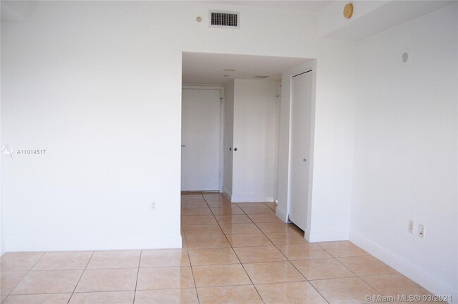 Building Photo - 20000 E Country Club Dr