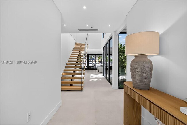 Building Photo - 620 Solar Isle Dr