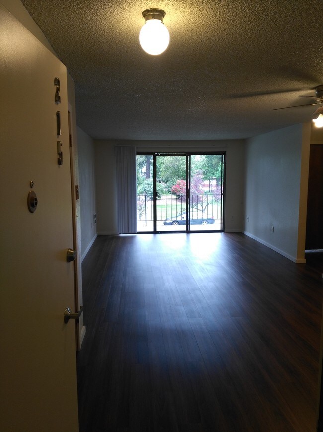 Entry - 400 Wheeler St S