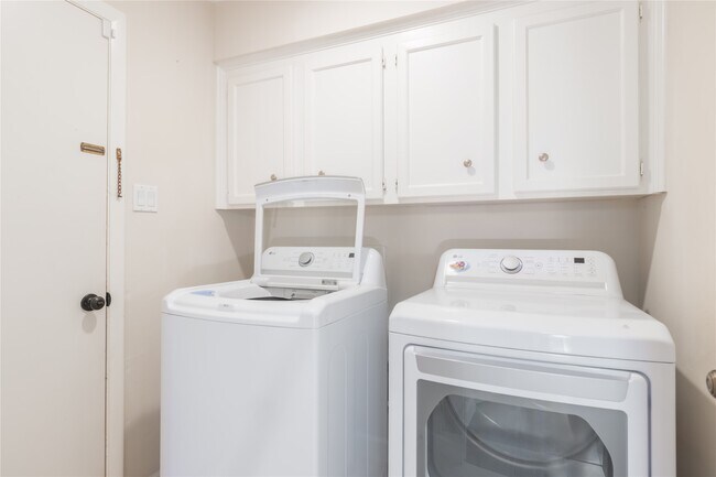 Building Photo - 715 Trademark Pl