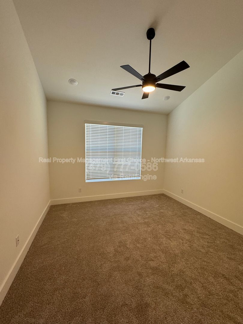 Building Photo - 720 Sun Meadow Dr
