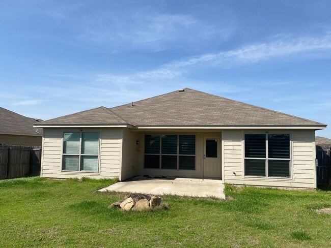 Building Photo - 3 Bedroom Conveniently Located