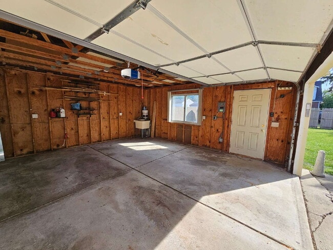 Building Photo - Clean 3-Bedroom Tri-Level, 1.5 Bath with Updated Kitchen, Great Room, Fireplace & Private Backyar...