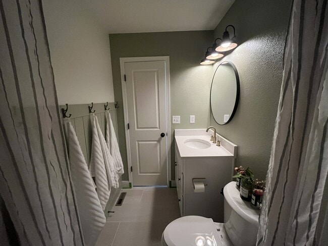 Building Photo - 4565 Lucerne Ave