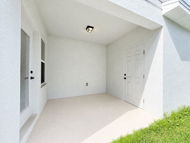 Building Photo - Welcome home to refined family living in this 3Bedrooms / 2.5Baths residence in Tohoqua!