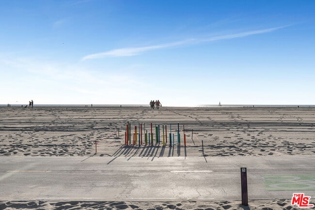 Building Photo - 717 Ocean Front Walk