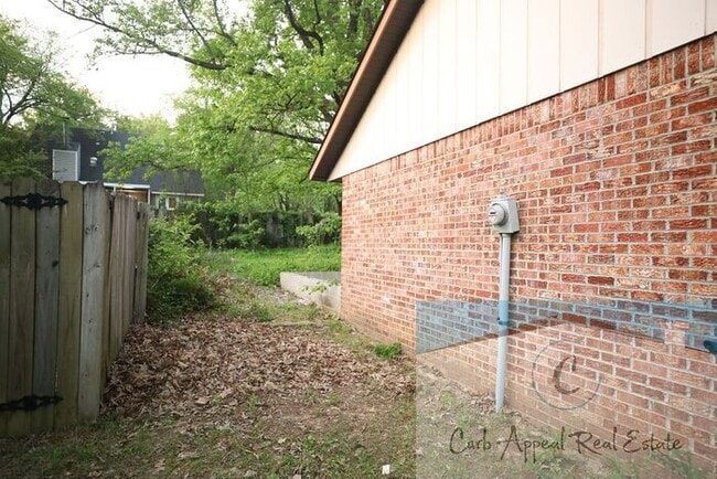 Building Photo - 3 Bedroom 2 Bath Home in Beautiful Neighborhood! A fenced back yard!!