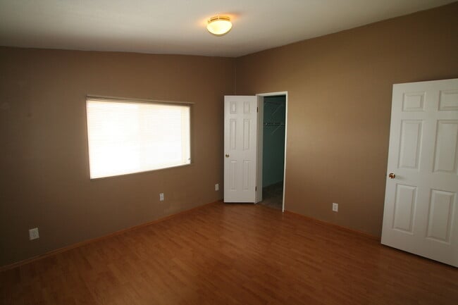 Building Photo - 3 bed 2 bath home with fireplace