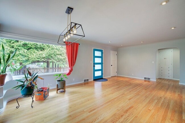 Building Photo - 4Bd/1.75Ba Edmonds House