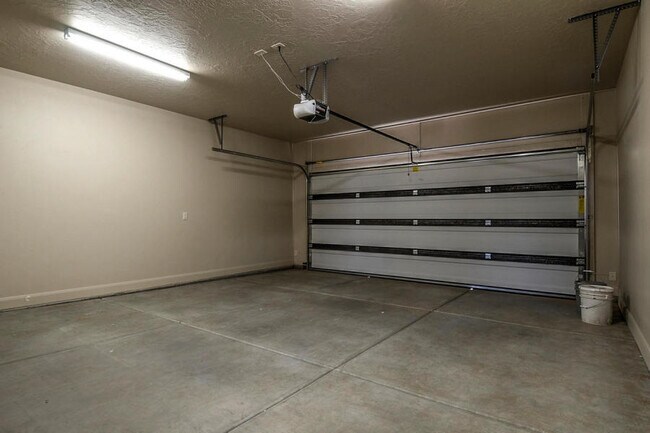 Building Photo - Washington Townhome in Washington