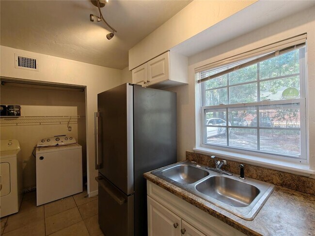 Building Photo - 620 SW 10th Ln