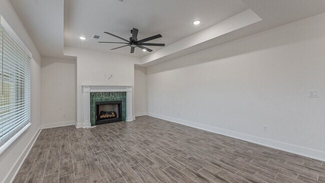 Building Photo - "Charming 3-Bedroom Retreat with Granite Finishes & Cozy Fireplace in Farmington!"