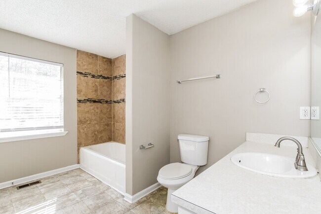 Building Photo - 3117 Parkwood Rd