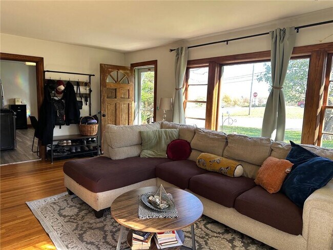 Building Photo - 749 W Main Rd