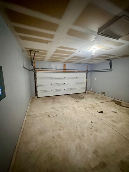 Building Photo - 506 Redbird Song