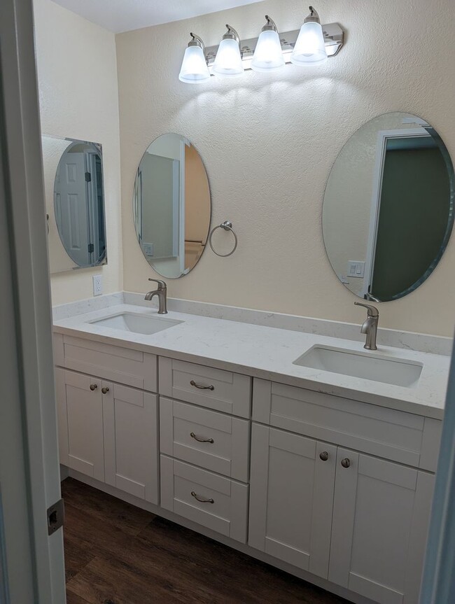 Building Photo - Upgraded 2 Story 2 Bed/1.5 Bath Condo