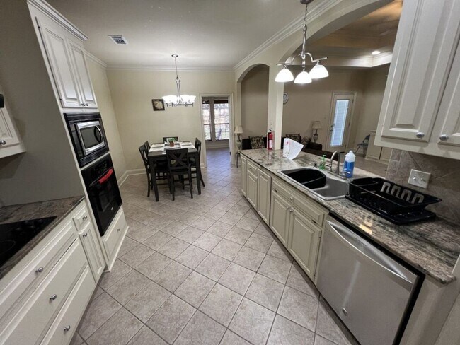 Building Photo - Beautifully Furnished 4-Bedroom Home in Za...