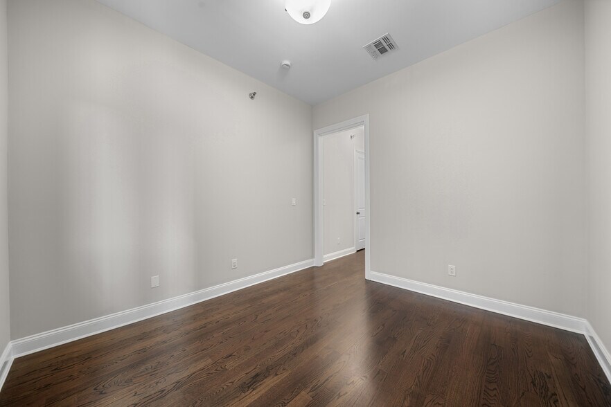 Building Photo - 1600 Kaufer Ln