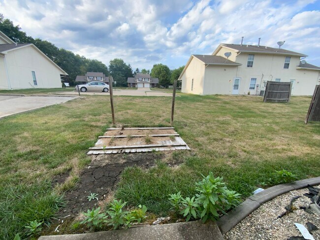 Building Photo - 3 Bedroom 2 Bathroom Duplex