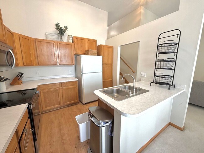 Building Photo - Great 2 Bedroom Townhome in Prime Apple Valley Location!   W’Finished Basement