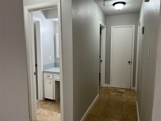 Building Photo - 2402 Fawnwood Ln