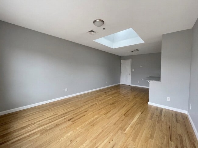 Building Photo - 420 6th St