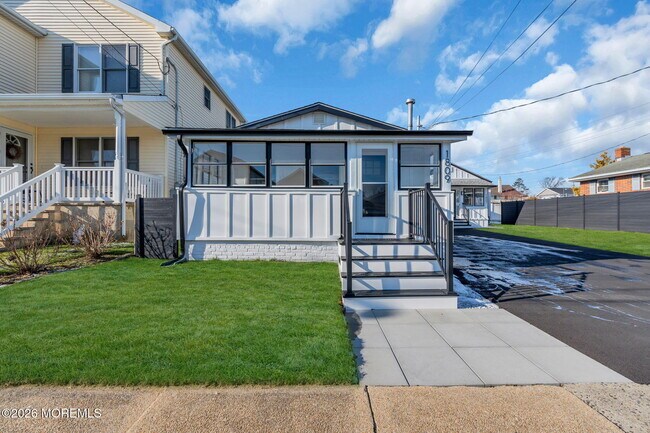 Building Photo - 1807-1809 Laurel Terrace