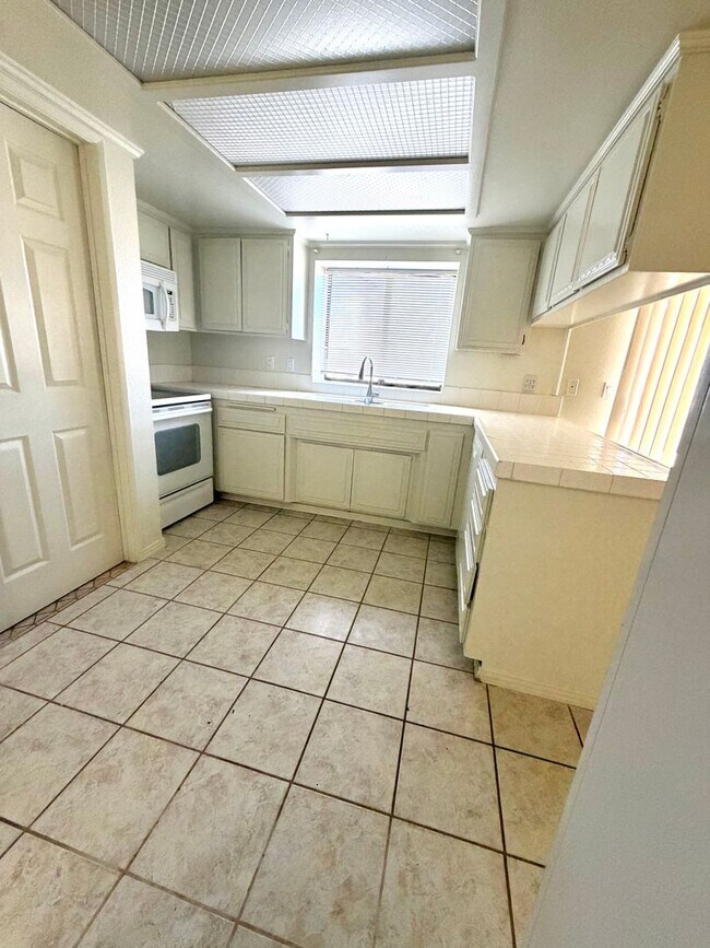 Building Photo - 4 Bedroom, 3 Bathroom with Office Near National Park