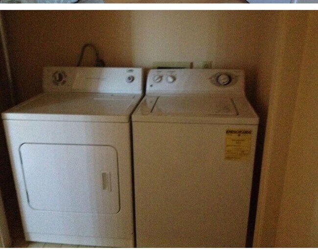 Building Photo - 1346 Bradley Dr