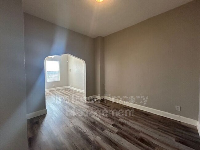 Building Photo - 616 N 10th St