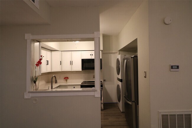 Building Photo - 10811 Richmond Ave.