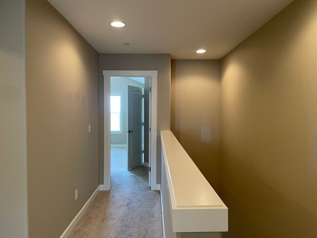 Building Photo - LUXURY 4 Bed Camas Townhome! Gated Communi...