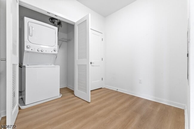 Building Photo - 321 E 3rd St