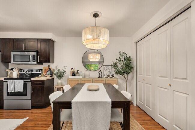 Building Photo - 215 9th St