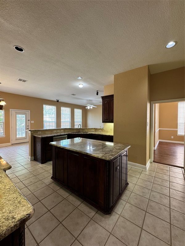 Building Photo - 9101 Forest Hills Dr