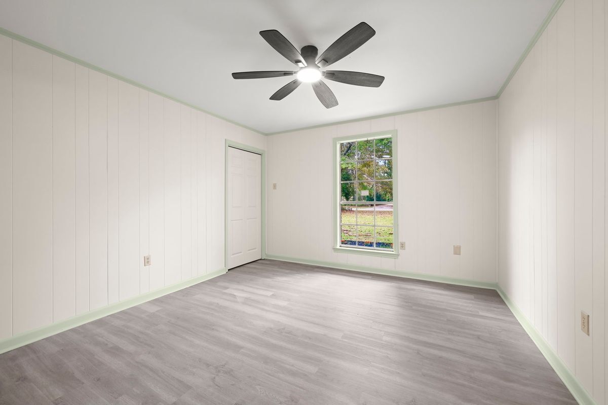 Building Photo - 9556 Fairway Dr