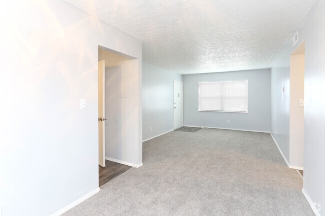 2BR, 1BA - 825 SF - Living Room - KYKST The Kensington