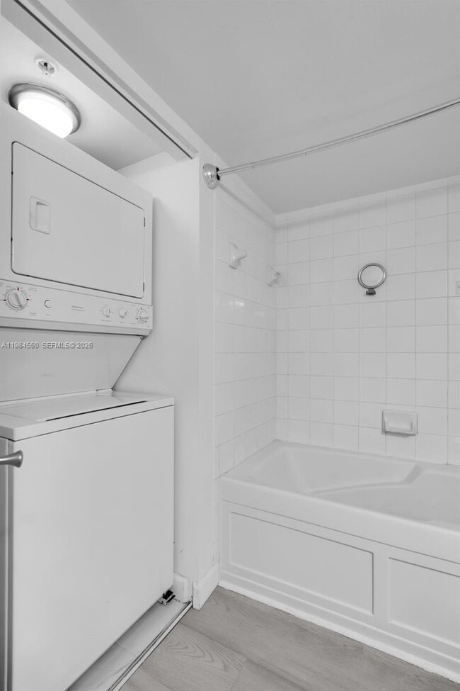 Building Photo - 520 SE 5 Ave