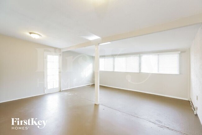 Building Photo - 402 E Dunbar Dr