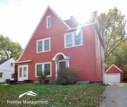 Building Photo - Spacious 5 Bedroom Home Located Near Campus