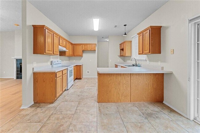 Building Photo - 1552 S Tally Ho Dr